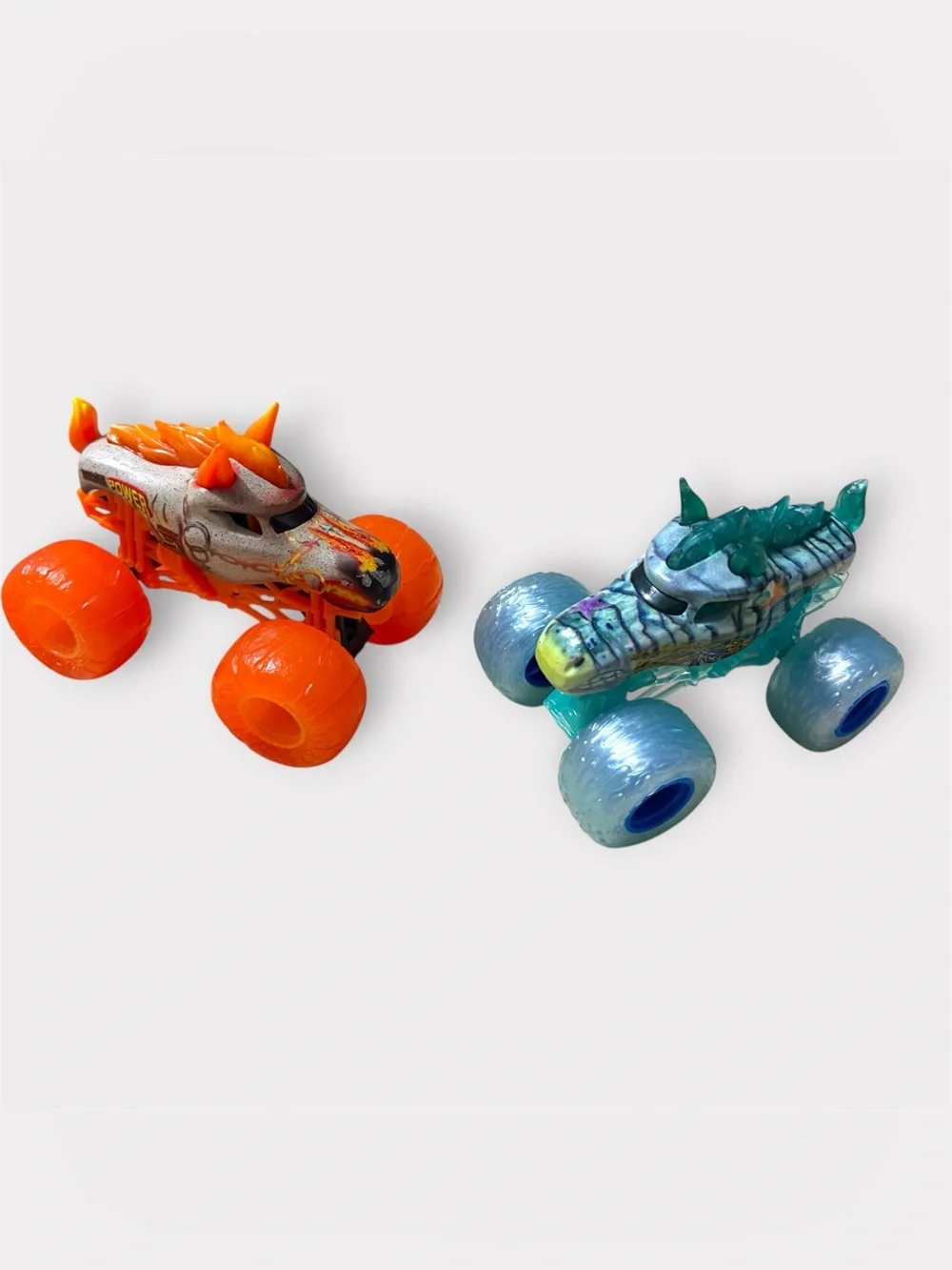 Monster Jam Earth vs Surf Loose 2-Pack - Horse Power & Aqua Stallion 1:64